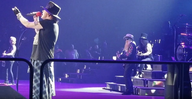 billygibbonsgunsnrosesnov2017_638.jpg